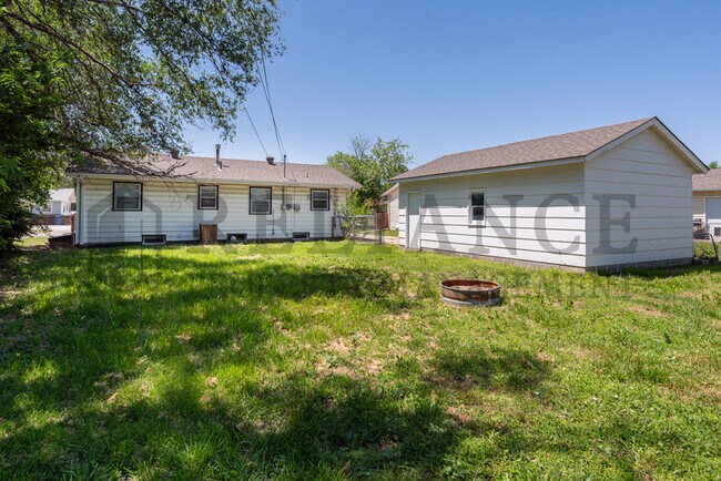 Building Photo - 3052 S Bonn Ave
