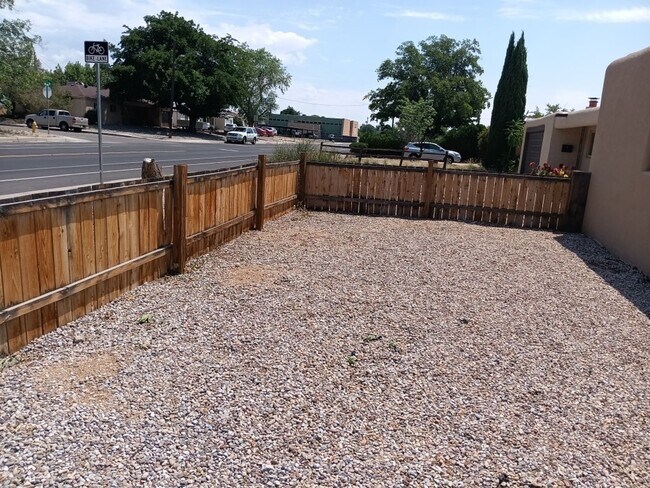 Foto del edificio - 3 Bedroom, 2-Bathroom in the NE Heights, Close to Everything.