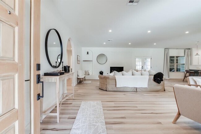 Foto del edificio - 11113 Leaning Elm Rd