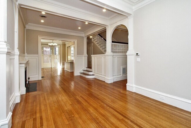 Building Photo - 27 Hereford St