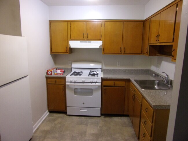 Kitchen - 912 Tustin St