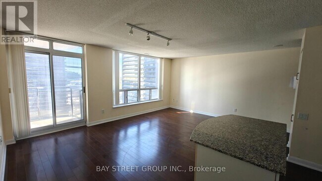 Photo du bâtiment - 33 Sheppard Ave E