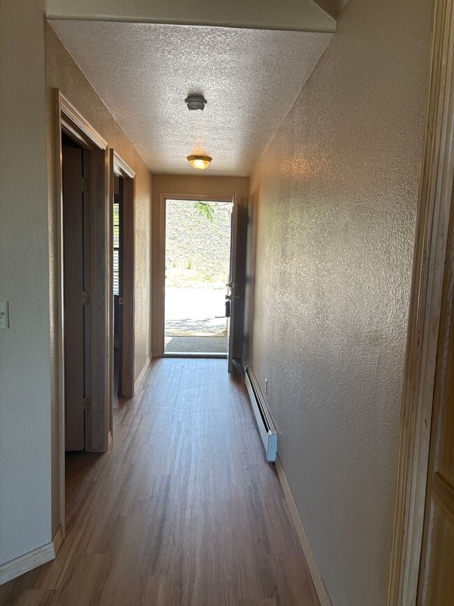 Foto del edificio - Spacious 5-Bedroom Home Near UM & Pattee C...