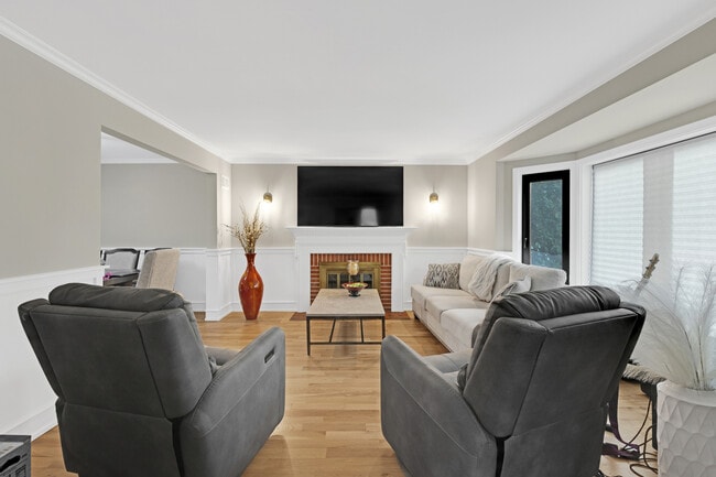 Building Photo - 819 Albion Ave