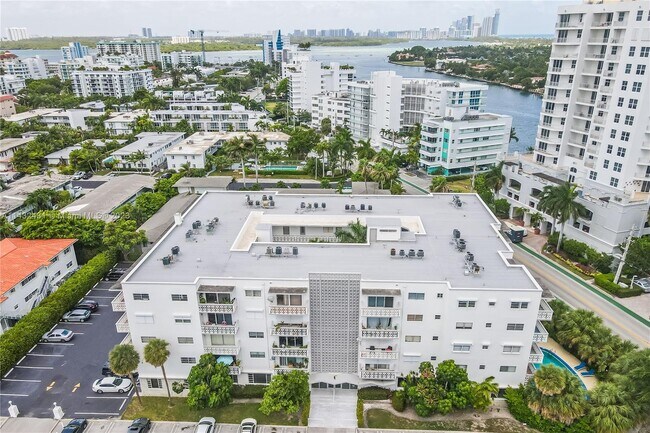 Foto del edificio - 9700 W Bay Harbor Dr