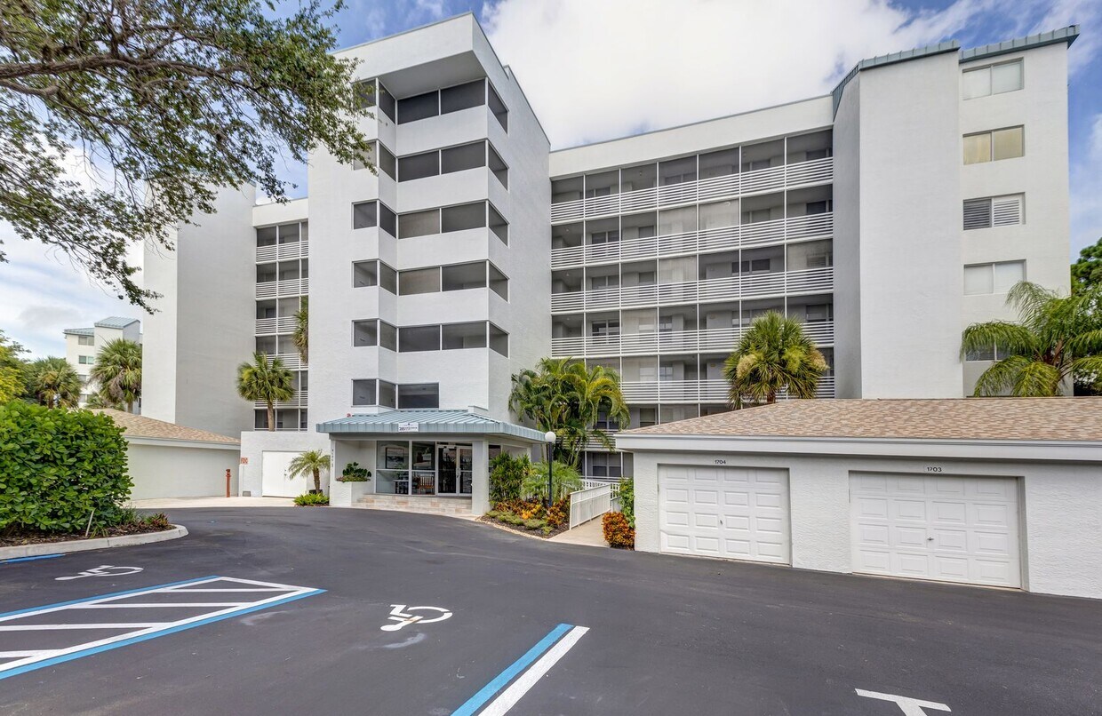 Foto principal - ** NAPLES COVE @ BAY FOREST ** 2 BED / 2 B...
