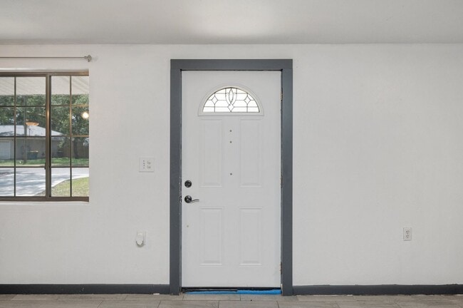 Building Photo - Updated home in Fort Walton Beach!