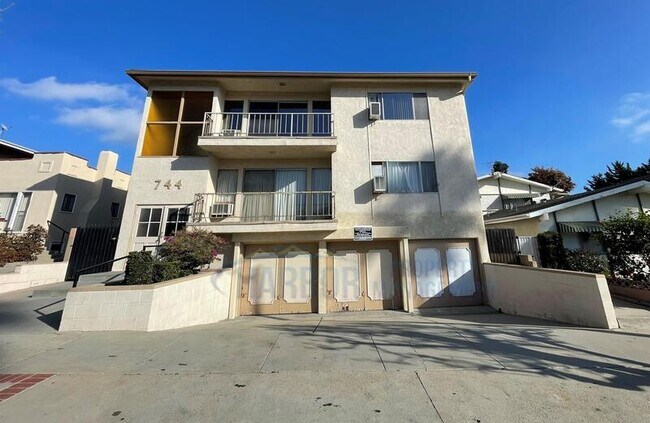 Building Photo - 744 S Walker Ave