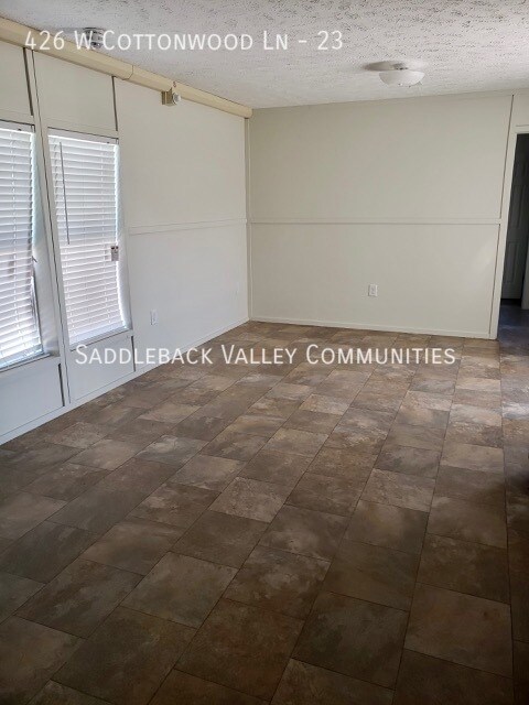 Building Photo - 2 bedroom 1 bath Available now!