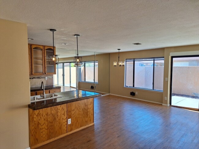 Foto del edificio - 27535 Lakeview Dr
