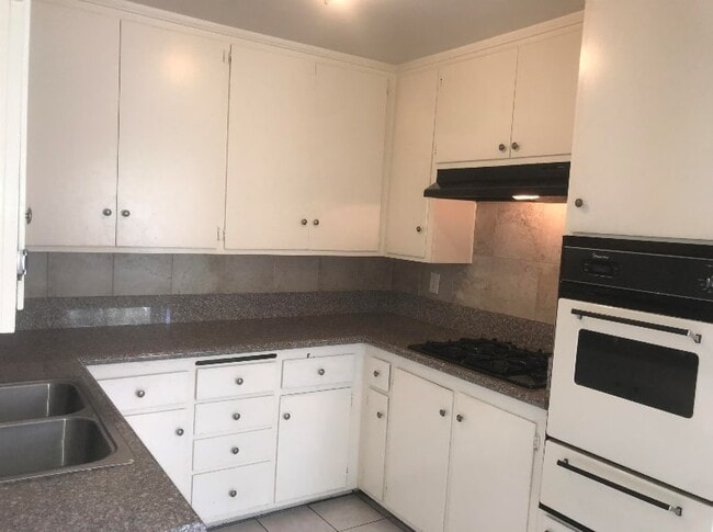 Building Photo - 25042 Oak St