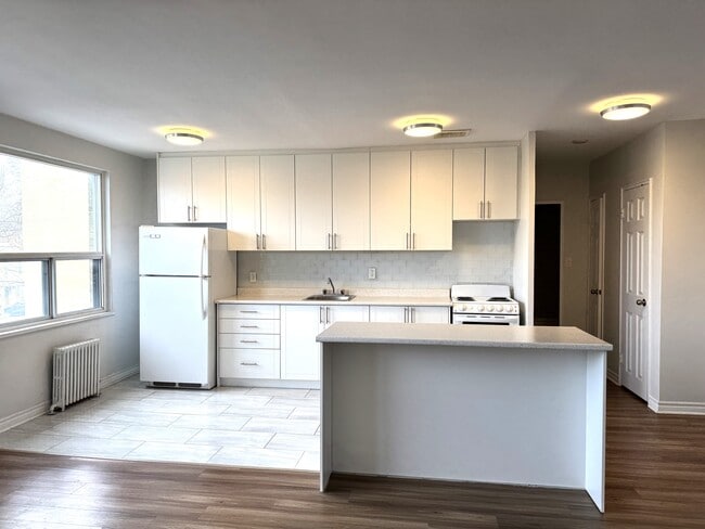 Building Photo - 470 Mortimer Av