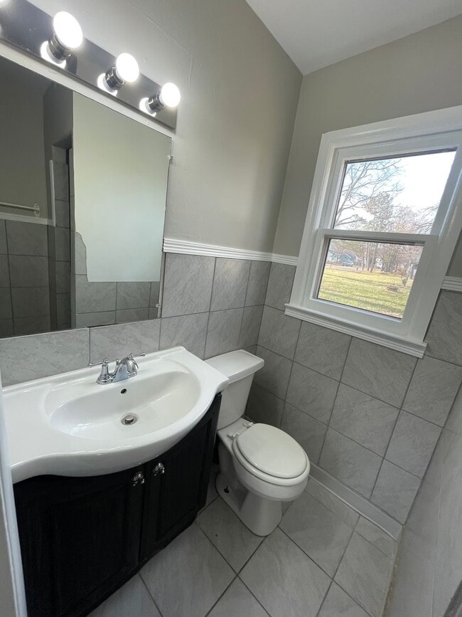 Building Photo - 2 bed, 1 bath home for rent in Waterloo
