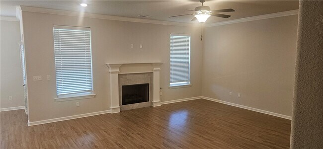 Building Photo - 302 Emerald Woods