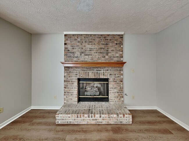 Building Photo - MOVE IN SPECIAL! 4 bed 2.5 bath with fence...