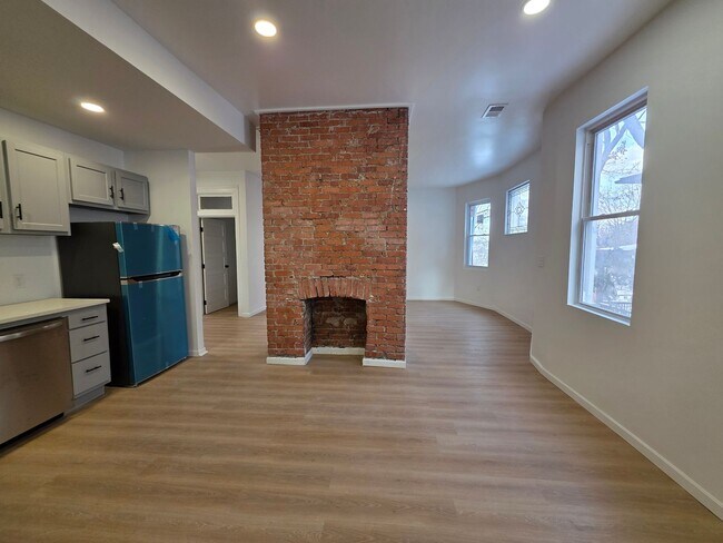 Foto del edificio - Fully Updated 4 bedroom 2 bathroom Apartment for rent in the Northside!