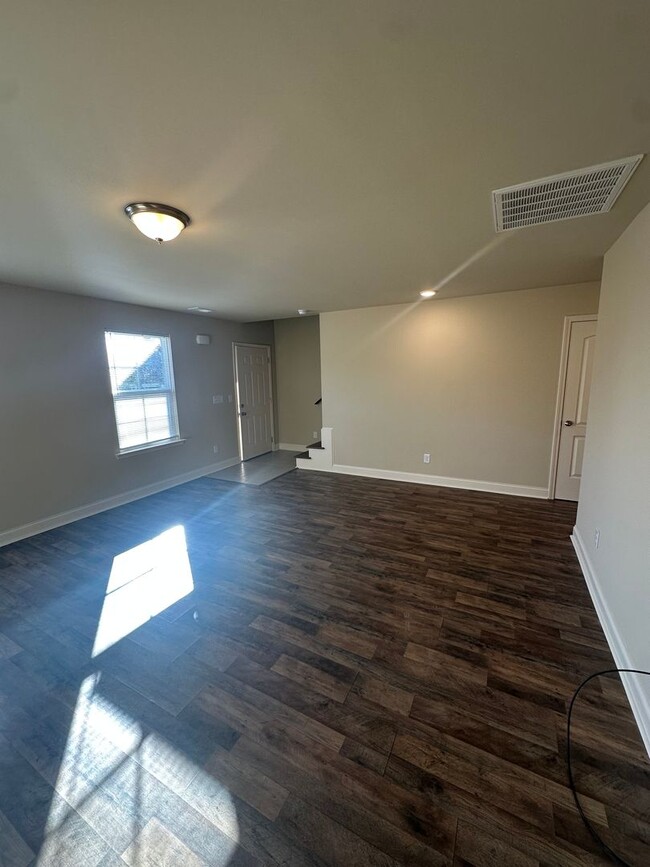 Foto del edificio - Beautiful 3 Bed 2.5 Bath Townhome Mins fro...