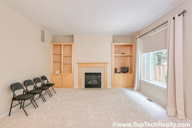 Building Photo - Orenco Gardens Beautiful 2-Level Beauty wi...