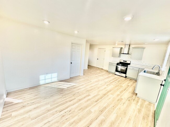 Building Photo - 5012 W Olive Ave