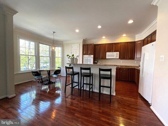 Foto del edificio - 102 Lounsbury Pl