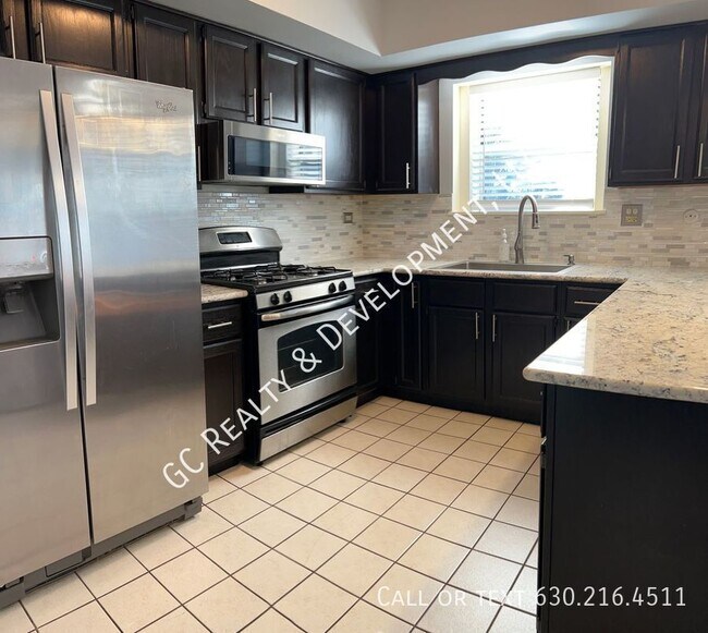 Building Photo - ***END UNIT TOWNHOME / 3 BDRM - 2.5 BTH / ...