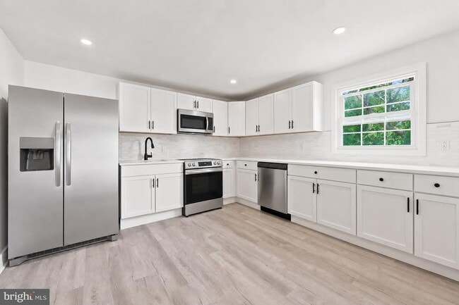 Building Photo - 471 N Elmwood Rd