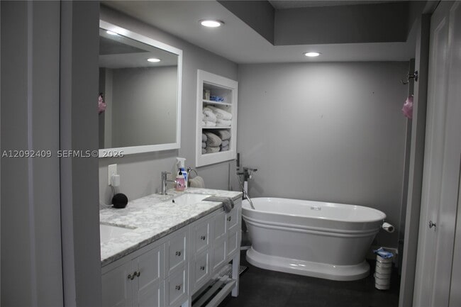 Building Photo - 3500 Mystic Pointe Dr