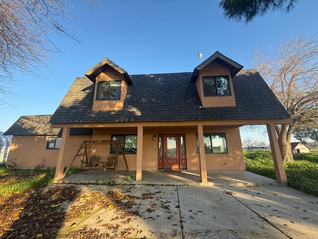 Building Photo - 4-bedroom, 2-bathroom home located in the vibrant city of Visalia, CA.