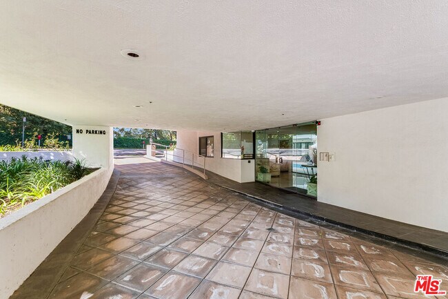 Foto del edificio - 450 N Maple Dr