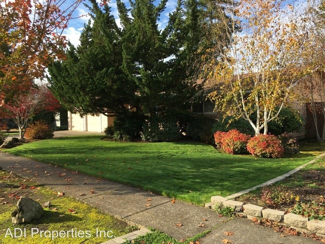 Building Photo - 13115 SW Foothill Dr