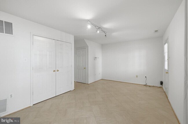 Building Photo - 2449 Clover Field Cir
