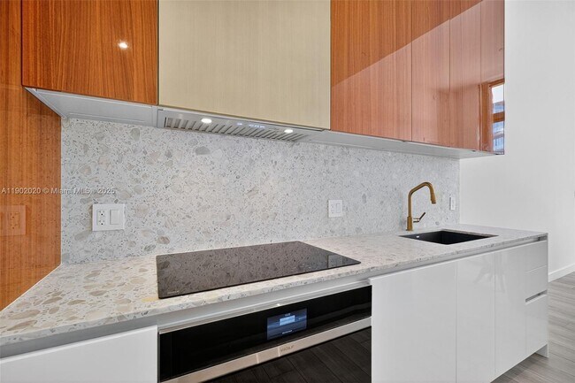 Foto del edificio - 2655 S Bayshore Dr