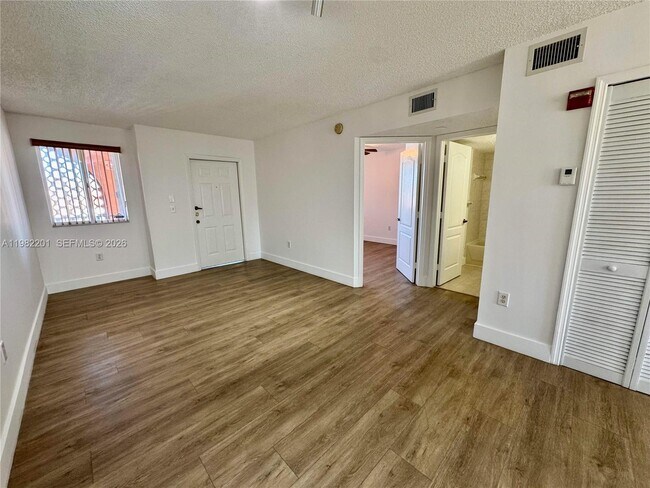 Foto del edificio - 4681 NW 9th St