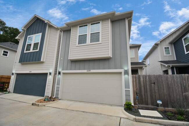 Foto del edificio - 1235 W Tidwell Rd