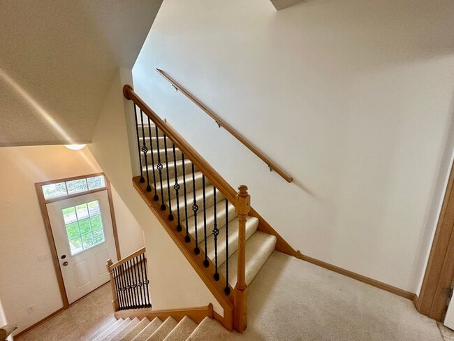 Building Photo - Gorgeous X-Large 4 Bedroom Townhome in Maplewood!