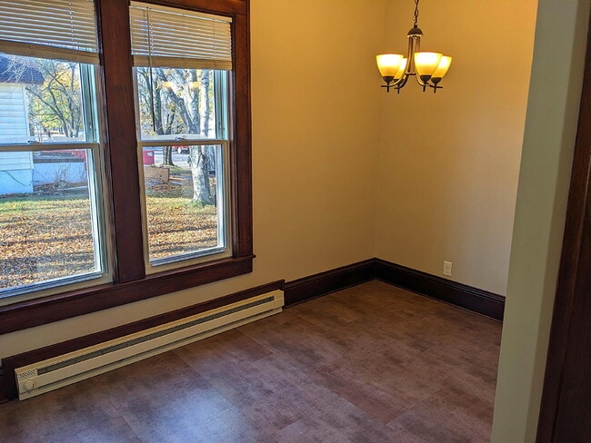 Building Photo - "Charming 2-Bedroom on West Madison Street with Spacious 1064 Sq Ft Layout!"