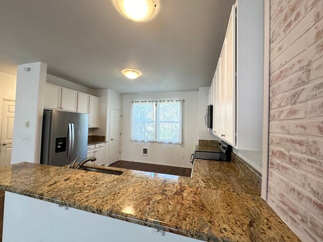 Building Photo - 3 Bedroom Downtown Beaverton Townhome!!