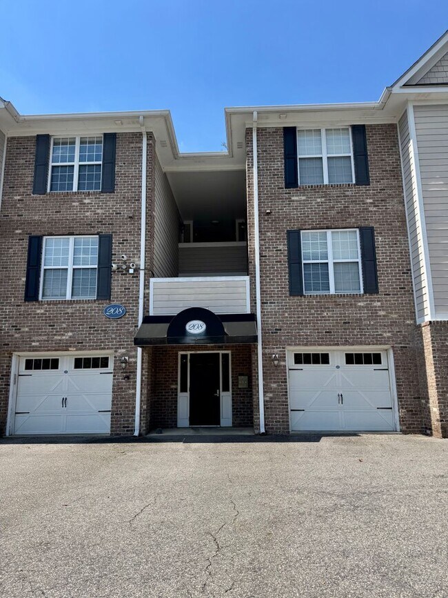 Building Photo - 208 Fountainhead Ln