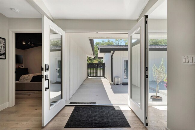 Foto del edificio - Luxury Ranch House on Champaign Country Club