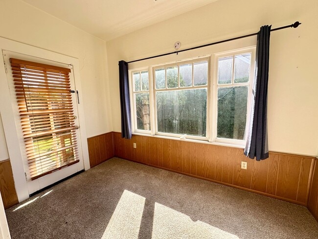 Building Photo - Craftsman Bungalow with Fantastic Fenced Yard