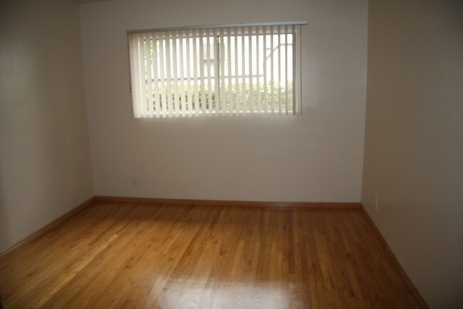 Building Photo - 908 E Chevy Chase Dr