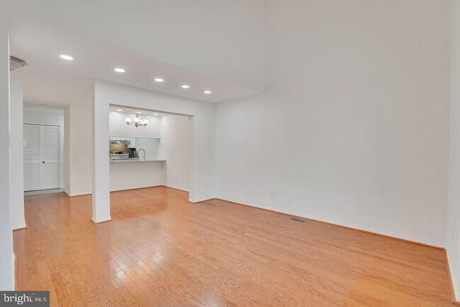 Building Photo - 111 Park Pl Dr