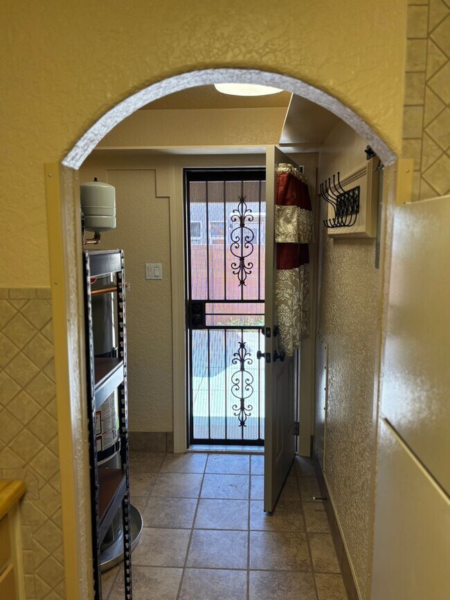 Building Photo - NEWLY REMODELED 1 BED 1 BATH