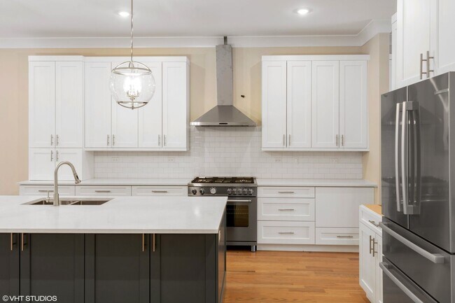 Foto del edificio - Condo Quality 3,400 SF Duplex Down in Roscoe Village, Pet Friendly Available August 1st