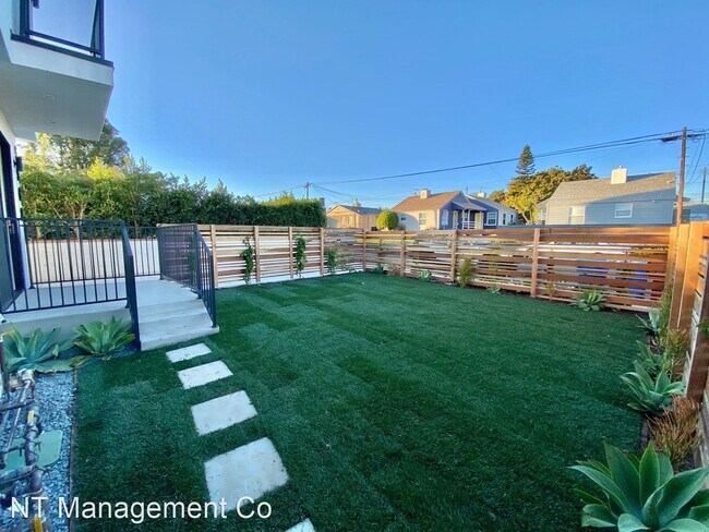 Foto del edificio - 4 br, 4 bath Apartment - 5966 - 5968 W. 86...