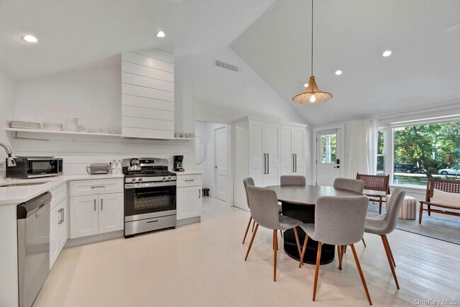 Foto del edificio - 3670 Rocky Point Rd