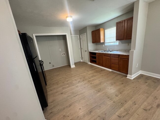 Building Photo - 1047 Ellis Ln