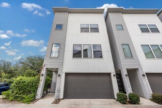 Building Photo - 3212 N MacGregor Way