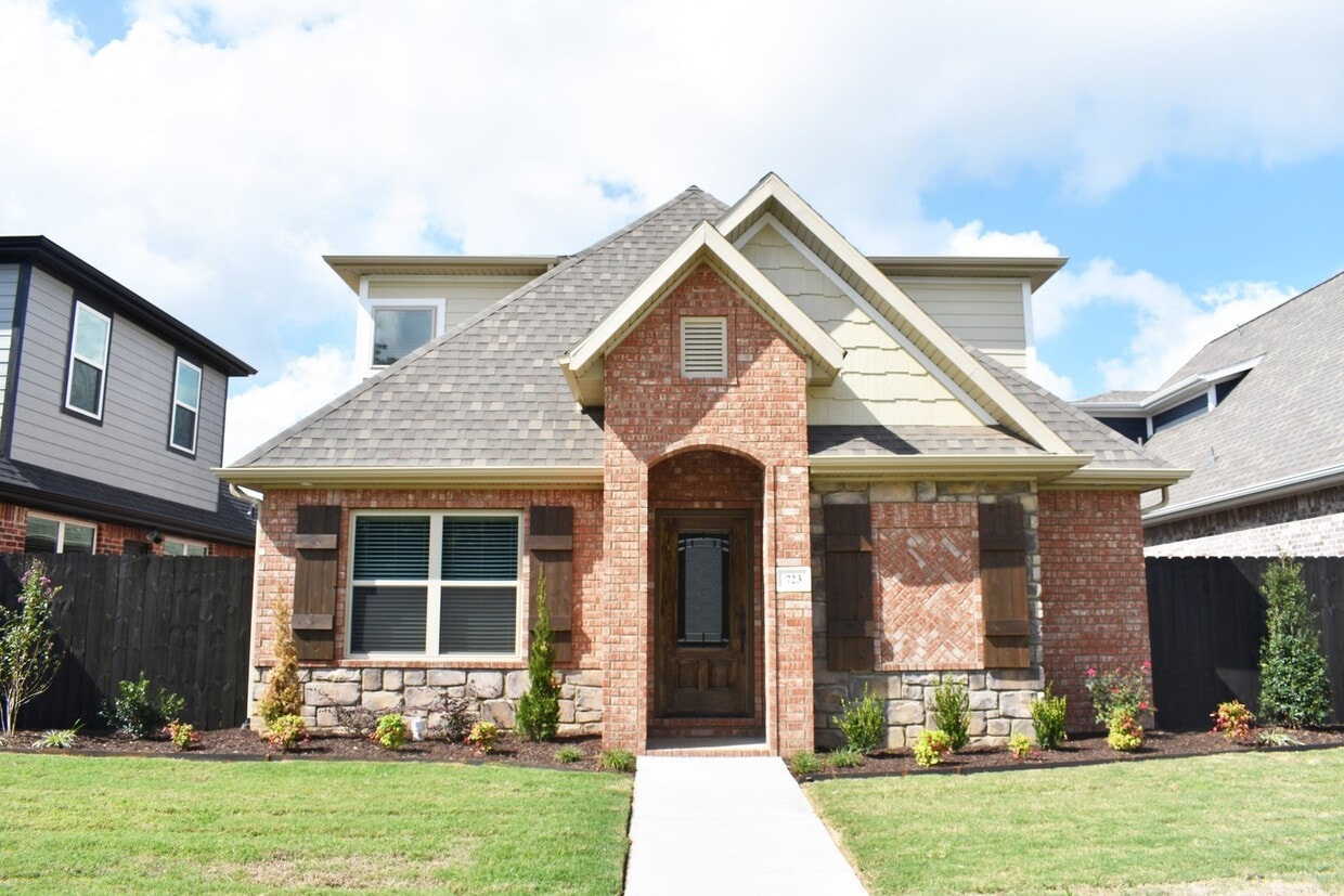 Upscale 4 Bedroom 3.5 Bathroom Home in Fayetteville!! - Upscale 4 Bedroom 3.5 Bathroom Home in Fayetteville!!
