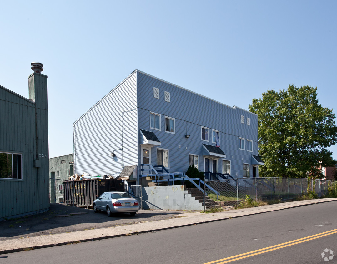 Building Photo - North Street Townhouses